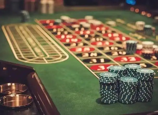 Live dealer blackjack table with multiple cameras